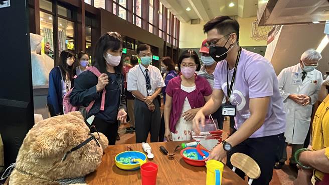 花莲县政府响应9月国际失智症月，即日起至12月在门诺医院办理失智症辅具展览，吸引民眾前往认识与了解。（罗亦晽摄）