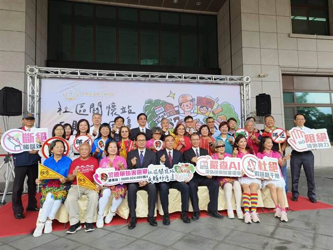 嘉义地检署今天办理「社区关怀站．反贿好厝边」宣导活动。（廖素慧摄）