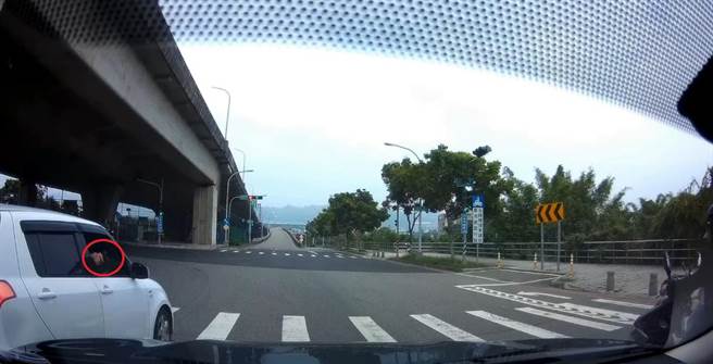 陈姓男驾驶在潭子区环中东路与福贵路口，见到警车竟开窗亮出空气枪做出「开枪」的动作，员警察觉立即拦查逮捕陈男。（台中市警察局提供／张妍溱台中传真）