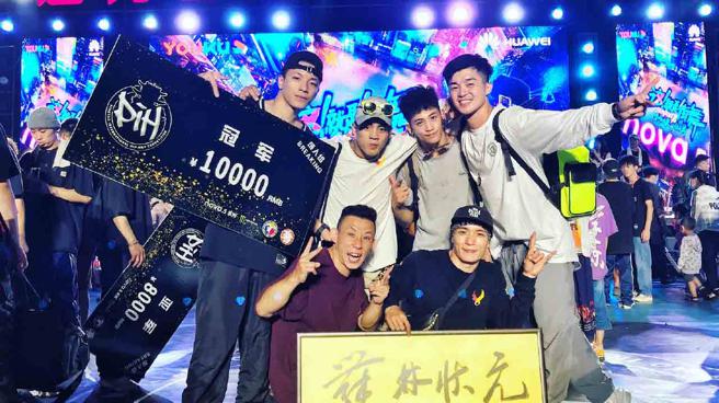 古庆瑀（右）参加「这！就是街舞冠名 平遥国际街舞大赛」获冠军。（图／古庆瑀提供）