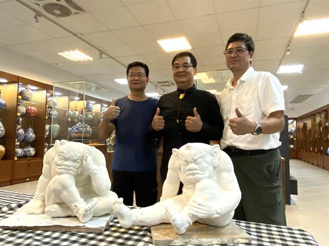 金门陶瓷厂喜迎60周年庆，首邀「人间国宝」陈启村(中)合创限量工艺品「力士」。(于家麒摄)