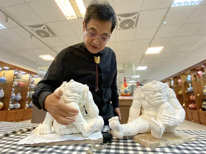 「人间国宝」陈启村详细解说将木雕作品转制成陶瓷艺品的各处细节。(于家麒摄)