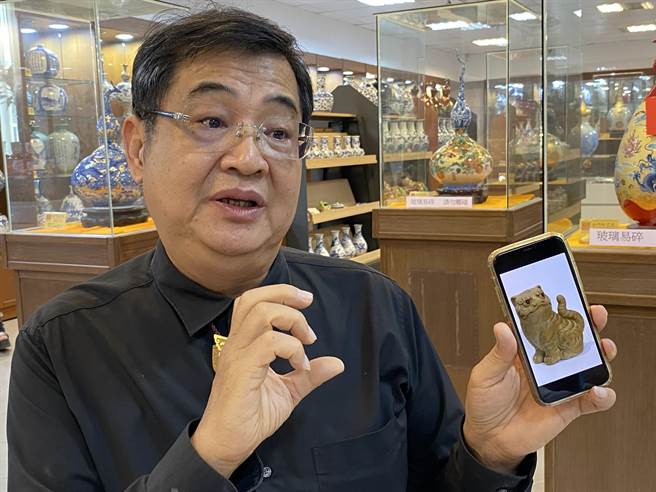 「人间国宝」陈启村详细解说将木雕作品转制成陶瓷艺品在工艺上的困难之处。(于家麒摄)