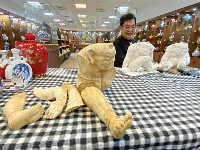 陶瓷艺品大多要分部位接合，但陈启村却在成品上找不到丝毫的接点，对金门陶瓷厂技师们的功力很佩服、也很放心。(于家麒摄)