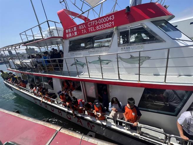 赏鲸船上有一群来自花莲中央山脉布农族部落的马远国小小朋友30位户外教学，难得看见抹香鲸，超兴奋。（赏鲸业者提供）