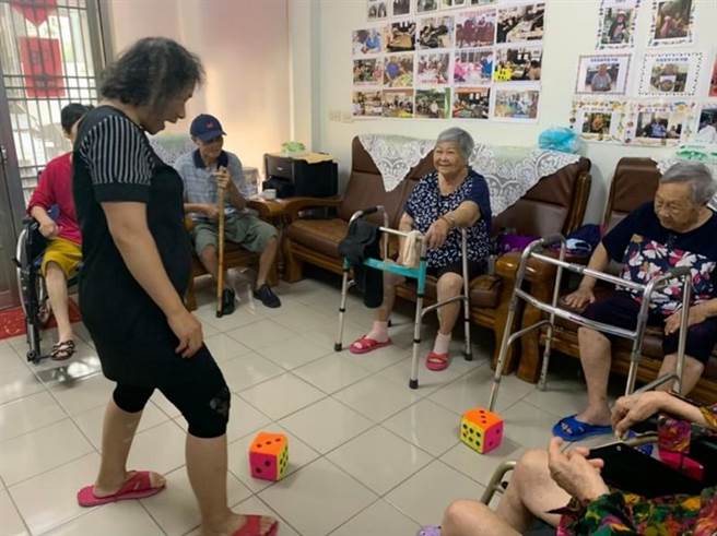 林头家托安排适合长者的活动，找出个人潜能，发展出兴趣。（云林县卫生局提供）