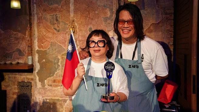 屏东十大伴手礼「豆油伯」出品的茶姬酱油，近日荣获英国星级美食大奖最高荣誉金叉奖，成为台湾唯一获得此殊荣的酱油品牌。（屏县府提供／谢佳潾屏东传真）