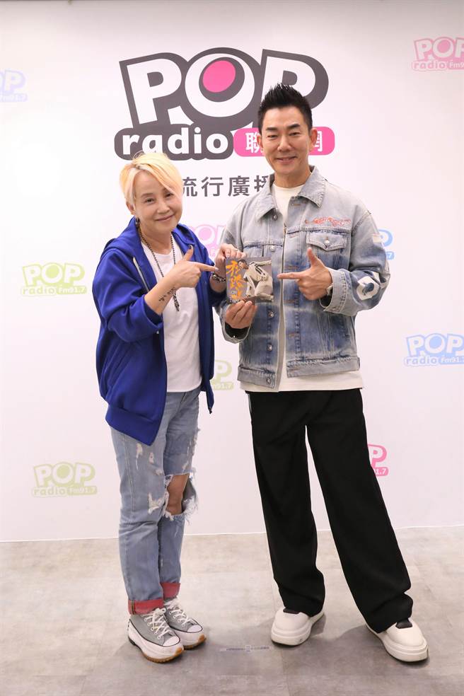 任贤齐(右)推出新专辑，李明依盛讚他始终保有纯真嗓音相当难得。（POP Radio提供）