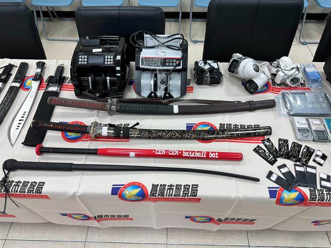 ▲基隆警方查获七堵一处线上博奕与贩毒据点，起出K他命300公克与其他刀械、点钞机、主机等作案用品。（基隆市警察局提供／徐佑升基隆传真）