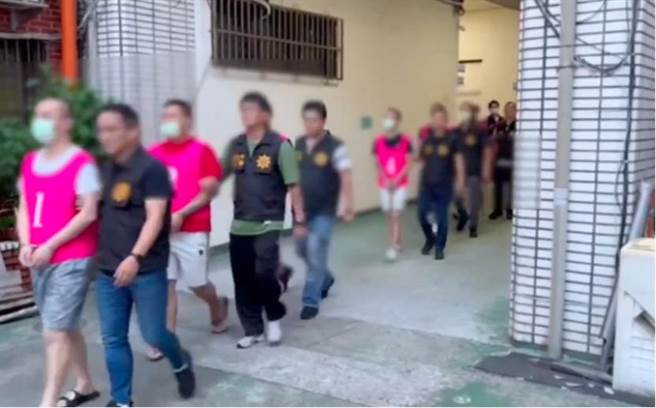 ▲警方共查获8位嫌犯，其中竟有5人是通缉犯，依违反毒品危害防制条例、枪炮弹药刀械管制条例及赌博等罪，将许男等8人移送基隆地检署侦办。（基隆市警察局提供／徐佑升基隆传真）