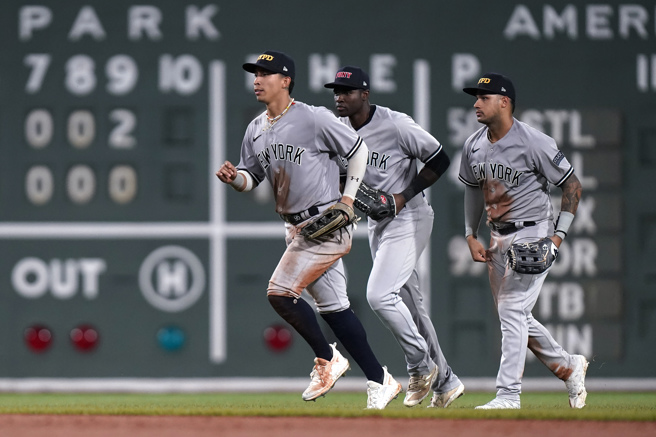 卡布瑞拉（左）、弗罗里尔（中）及裴雷拉（右）组成洋基外野阵容。