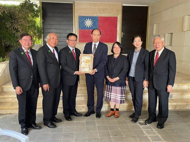 家扶基金会11日在约旦安曼举办研讨会，图为杨心怡 (中)及家扶执行长周大尧 (左3)、董事黄坤益 (左2)。（家扶基金会提供／陈淑芬台中传真）