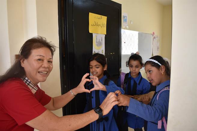 台湾彰化圆梦行善团送爱到约旦丹达尼亚小学。（家扶基金会提供／陈淑芬台中传真）