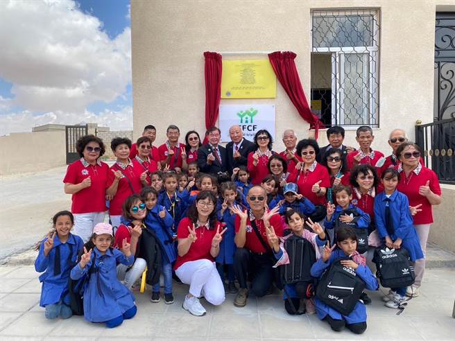 家扶董事黄坤益与台湾彰化圆梦行善团带着台湾的爱支持约旦丹达尼亚小学校舍整修计画。（家扶基金会提供／陈淑芬台中传真）