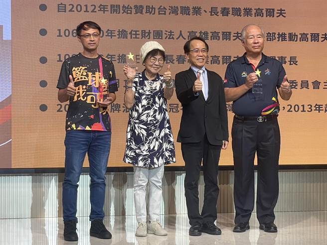 高市府运发局13日在承亿酒店举办年度体坛盛事「2023高雄市体育有功人员表扬典礼」。（洪浩轩摄）