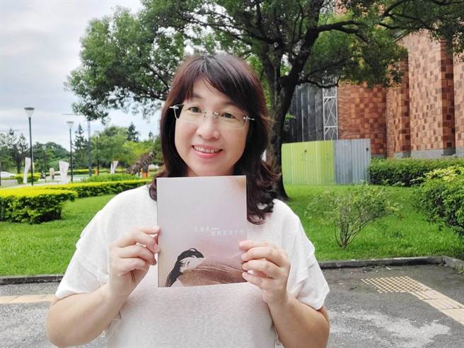 中正大学台湾文学与创意应用研究所毕业生邱嘉琪，出版人生第1本原创台语诗集《你讲我拢无写诗予你》。（邱嘉琪提供／吕妍庭嘉义传真）