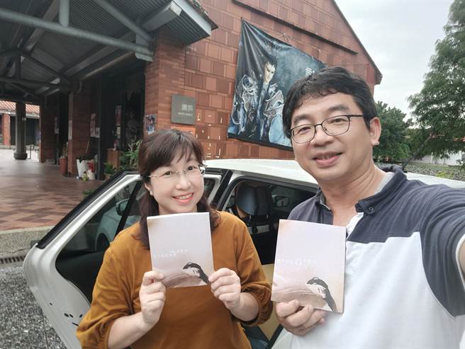 三昧堂总监严仁鸿(右)大力协助出版台语诗集《你讲我拢无写诗予你》。（邱嘉琪提供／吕妍庭嘉义传真）