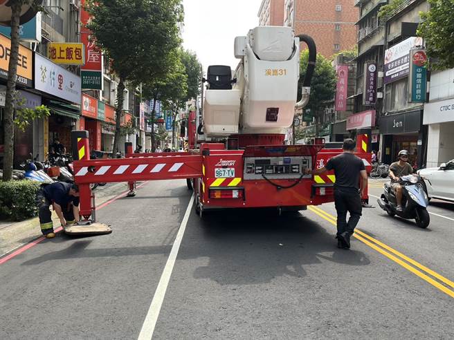 新北市樹林區中山路一段於今（13）日下午1時發生一起墜樓事件。(消防局提供)