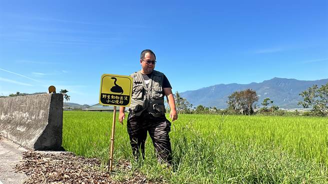 野生动物常遭路杀，台东池上今天举办野生动物祭，池上青年培力工作站计画主持人林耿弘争取设置友善动物告示牌。（蔡旻妤摄）