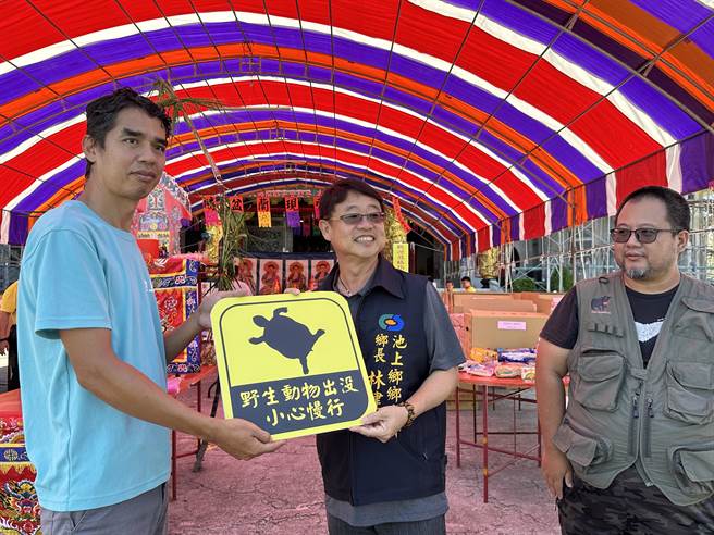 池上乡长林建宏（中）呼吁旅客进到池上乡都能放慢车速。（蔡旻妤摄）