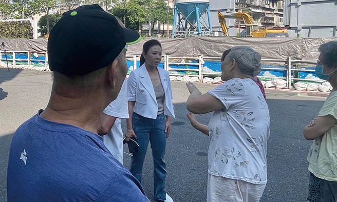 国民党台北市议员李彦秀13日上午，会同当地里长、北市府局处，于南港东兴街地面龟裂地点会勘。（李彦秀办公室提供／丁上程台北传真）