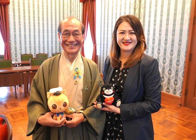 观光局长高闵琳代表陈其迈市长热情邀请京都市长门川大作，参加明年2024台日观光高峰论坛。（柯宗纬翻摄）