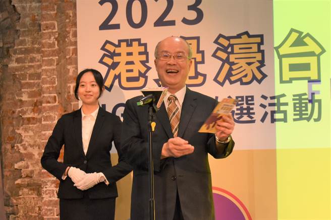 陆委会副主委詹志宏（右）今日出席活动时，接受媒体联访。（陈冠宇摄）