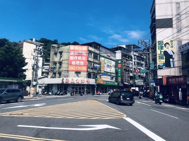 基隆市信义区基隆地院前的路口，在标志及标线改善后，交通违规的裁罚件数骤降为零。（张志康摄）