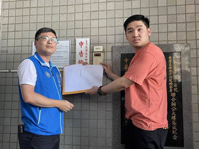 国民党高雄市党部发言人庄为杰（左）、国民党青年部副主任李昶志（右）到雄检对台农提告诈欺。（洪靖宜摄）