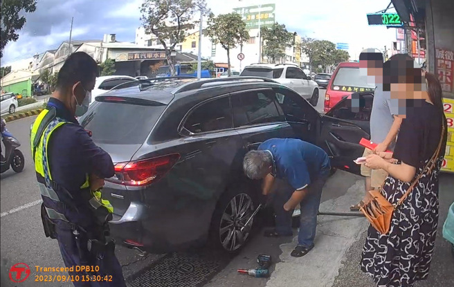 警方获报到场通车修车抢协助补胎。 （警方提供）