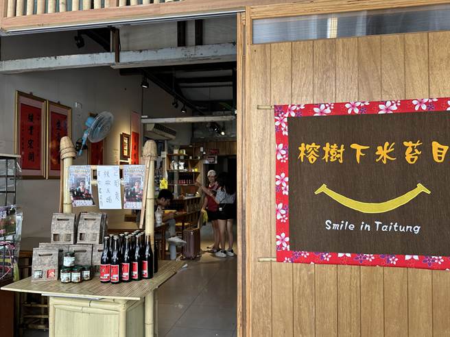 台东名店「榕树下米苔目」飘香逾1甲子，日前一度误传歇业，今天店家大门终于敞开，但饕客仍旧吃不到米苔目。（蔡旻妤摄）