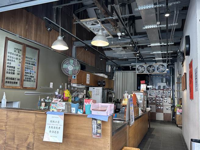 台东名店「榕树下米苔目」飘香逾1甲子，日前一度误传歇业，今天店家大门终于敞开，但饕客仍旧吃不到米苔目。（蔡旻妤摄）