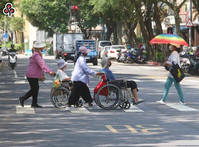 卫福部及劳动部昨天拍板决定放宽外籍看护工聘雇资格。（报系资料照）