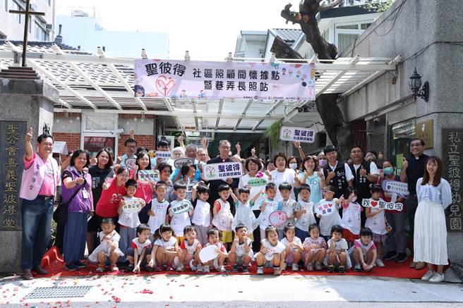 嘉義市長黃敏惠偕嘉義聖彼得堂主教張員榮啟用關懷據點及巷弄長照站，推動老幼共學。（廖素慧攝）