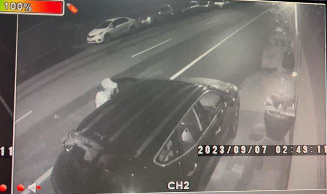 嫌犯趁着深夜骑车寻找下手目标，当发现有车辆未上锁时，便直接打开车门，搜刮车内财物。（读者提供／张毓翎台南传真）