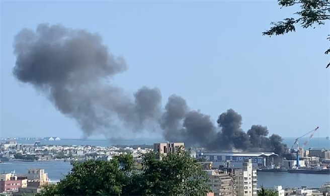 旗津中洲三路发生火警，从远处就可看见浓烟。（民眾提供）