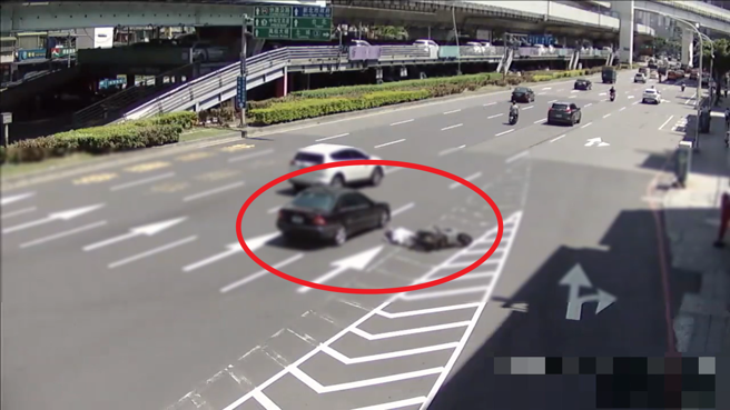 洪姓男骑士连人带车喷飞，往前滑行20多公尺。（翻摄画面）