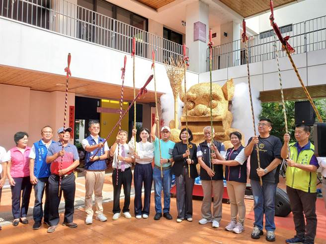 9月29日中秋夜将有「水汴头崇贤寺澹仔火迎暗景」夜巡遶境的百年传统民俗，眾人手上拿的就是传统澹仔火（火把），左五是布袋戏大师廖昭堂。（周丽兰摄）