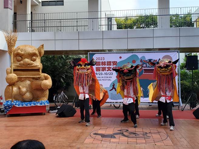 云林县府文观处今（13日）举行诏安客家文化节宣传记者会，西螺国中舞狮队在一个全新编织的3公尺高开口狮装置艺术前演出。（周丽兰摄）