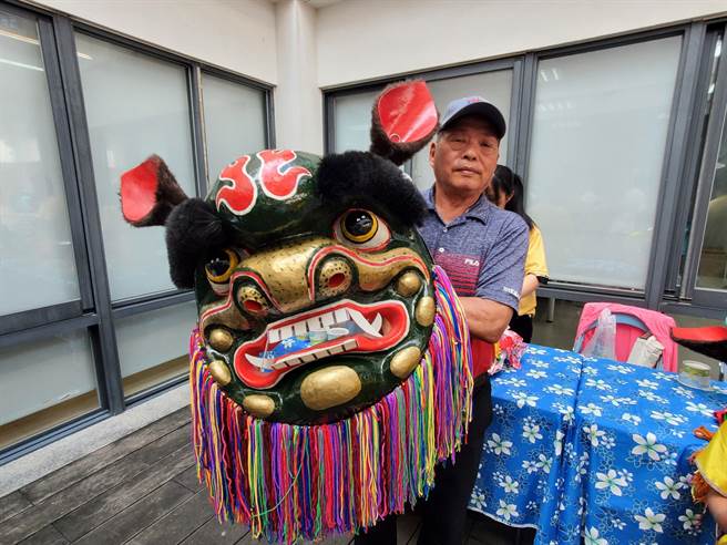 传承以泥土做开口狮头模子的锺进权师傅。（周丽兰摄）