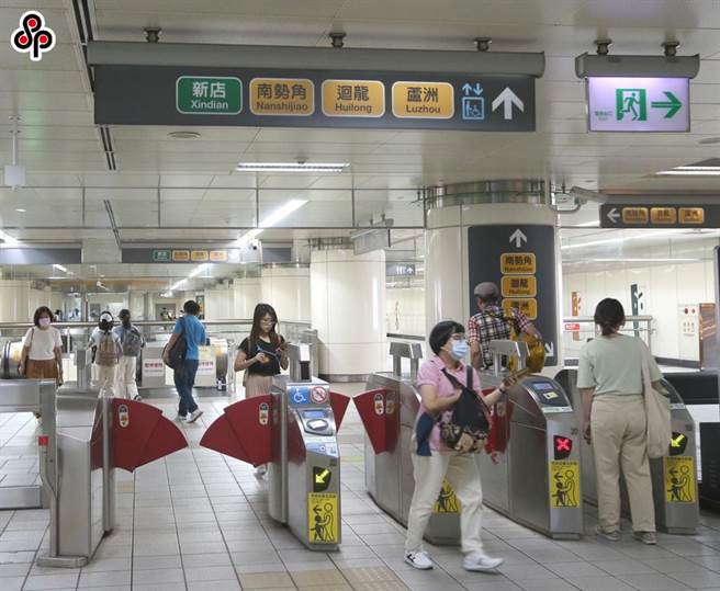台北捷运12日傍晚，松山新店线许多人仓皇逃窜，引发恐慌。北捷回应，台北小巨蛋站1名旅客疑似身体不适倒卧地板，站长接获通知后送往医院。（本报资料照片）