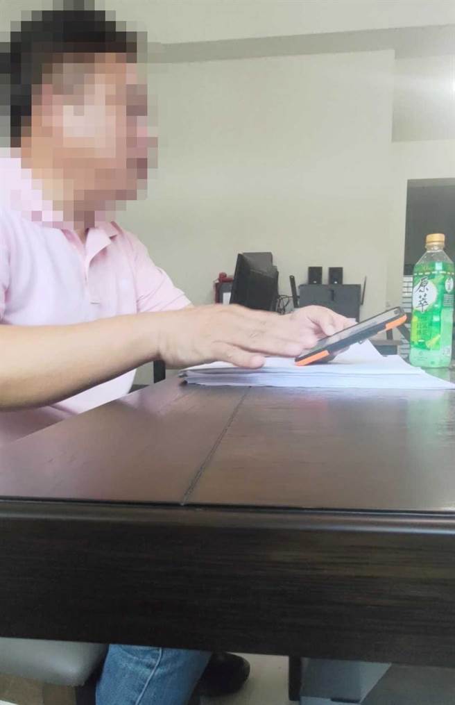 民眾帐户突多出1万余元忧心沦为诈团共犯，云林员警协助临柜返还款项。（虎尾警分局提供／张朝欣云林传真）