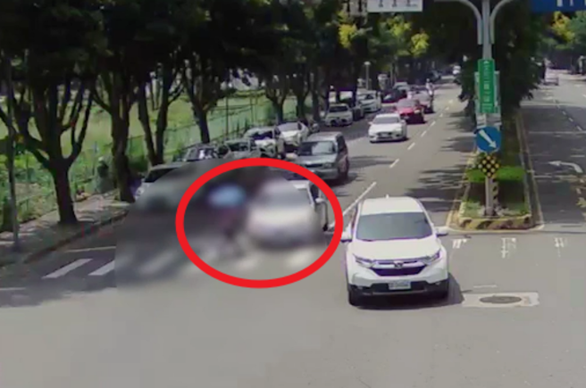 钱妇闯红灯走在斑马线上，陈男驾车闪避不及将她撞倒。（警方提供）