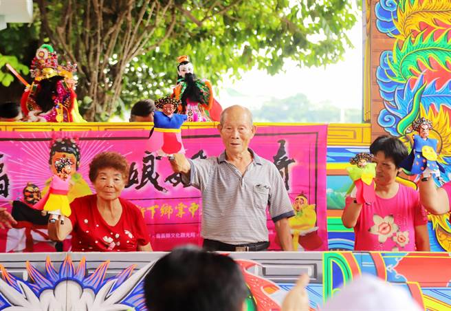 今这群年纪最小7岁，最老95岁的素人操偶师同台搬演布袋戏。（吕妍庭摄）