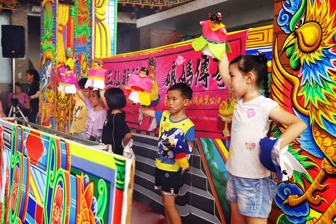 今这群年纪最小7岁，最老95岁的素人操偶师同台搬演布袋戏。（吕妍庭摄）