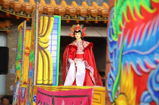 今这群年纪最小7岁，最老95岁的素人操偶师同台搬演布袋戏。（吕妍庭摄）