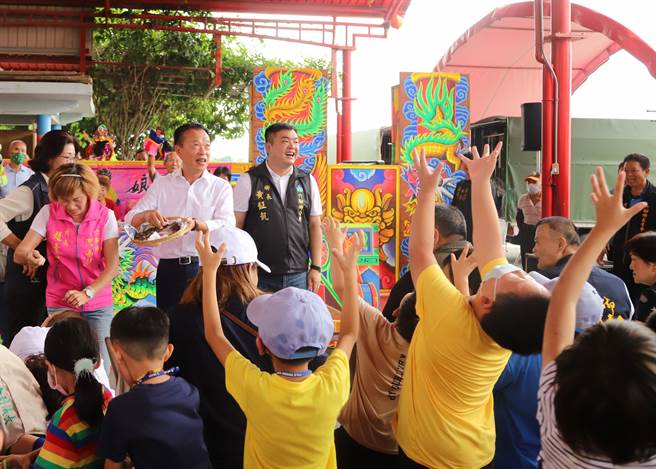 嘉义县长翁章梁、六脚乡长黄钲凯等人一起撒平安钱、糖果时，全场孩子孩接得不亦乐乎，场面十分欢乐。（吕妍庭摄）