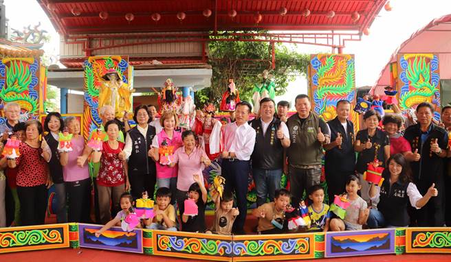 今这群年纪最小7岁，最老95岁的素人操偶师在六脚乡「娘妈堂」庙埕热闹公演，吸引许多乡亲到场观戏、捧场。（吕妍庭摄）