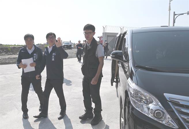 高雄市长陈其迈（左二）谈到搭乘公务车的感觉，他说，可以坐就尽量坐。（林瑞益摄）