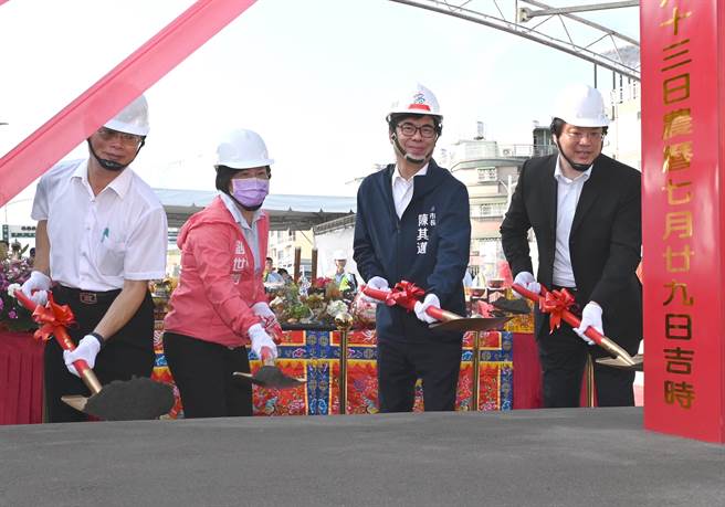 高雄市长陈其迈（中）13日出席滨海联外道路南段一期开辟工程暨左营区中海路雨水下水道新建工程动土典礼，他与海军副司令王瑞麟中将（右）互动。（林瑞益摄）